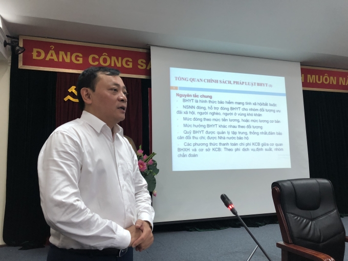 Đồng chí Lê Văn Khảm - Vụ trưởng Vụ Bảo hiểm y tế - Bộ Y tế trình bày tham luận.