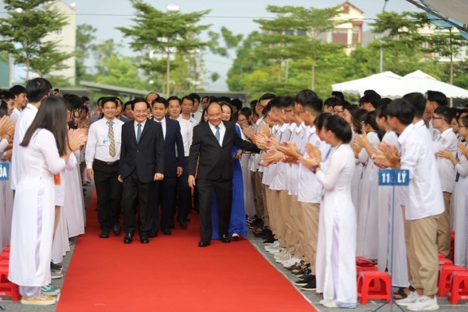 Thủ tướng Nguyễn Xuân Phúc (phải) và Bộ trưởng Phùng Xuân Nhạ (trái) dự khai giảng năm học mới 2019-2020