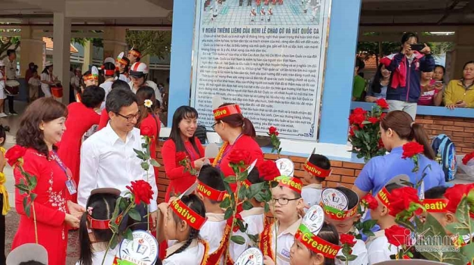 Phó Thủ tướng Vũ Đức Đam vui tươi với học sinh lớp 1 Trường Tiểu học Lê Văn Tám (TP.HCM).