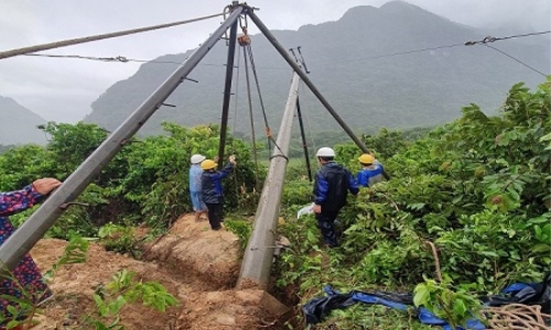 EVNCPC tập trung khắc phục sự cố lưới điện do mưa lũ