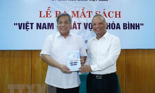 Ra mắt sách 'Việt Nam-khát vọng hòa bình' của nhiều tác giả