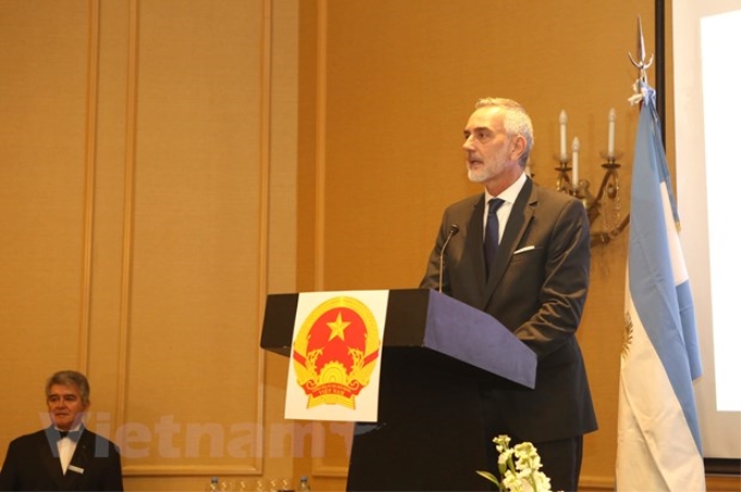 Thứ trưởng Ngoại giao Argentina Gustavo Zlauvinen phát biểu chúc mừng Việt Nam tại lễ kỷ niệm. (Ảnh: Hoài Nam/TTXVN)