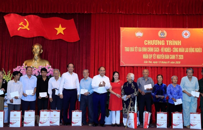 Thủ tướng Nguyễn Xuân Phúc thăm các gia đình chính sách, hộ nghèo và công nhân lao động tại Cần Thơ. (Ảnh: Thống Nhất/TTXVN)