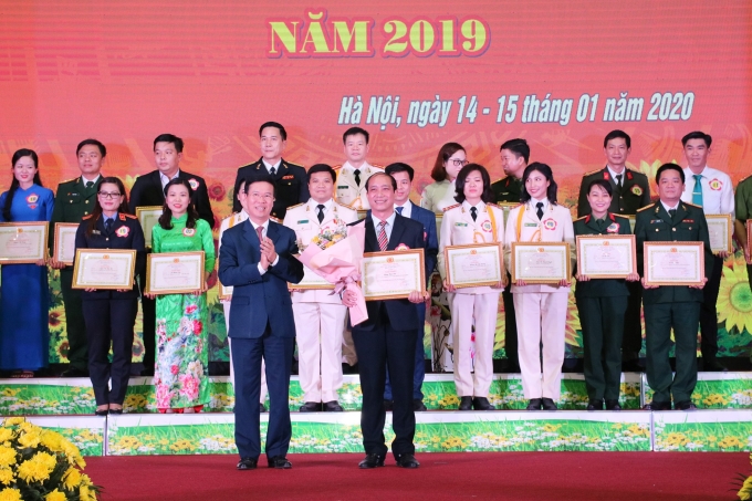 Đồng chí Võ Văn Thưởng trao giải Nhất cho đồng chí Đặng Thái Sơn (tỉnh Quảng Bình) đạt giải Nhất Hội thi chung khảo báo cáo viên giỏi toàn quốc năm 2019.