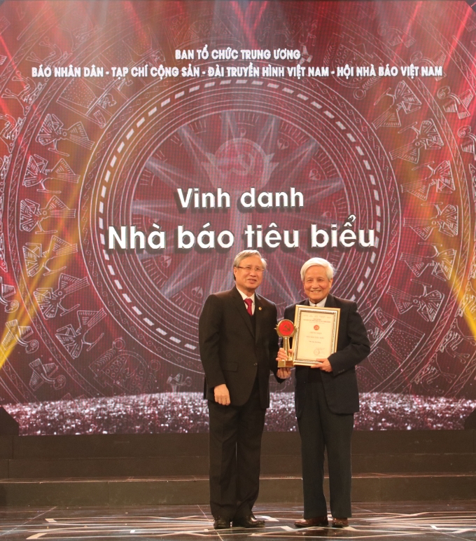 Vinh danh nhà báo Hà Đăng - nhà báo tiêu biểu.