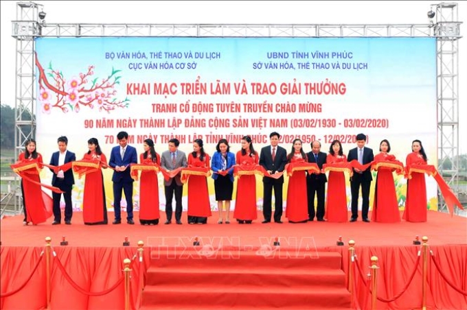 Các đại biểu cắt băng khai mạc Triển lãm Tranh cổ động chào mừng 90 năm thành lập Đảng, 70 năm thành lập tỉnh Vĩnh Phúc. Ảnh: Hoàng Hùng/TTXVN