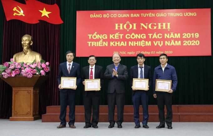 Đồng chí  Võ Văn Phuông, Uỷ viên Trung ương Đảng, Bí thư Đảng uỷ cơ quan Ban Tuyên giáo Trung ương trao Giấy khen cho các chi bộ đạt tiêu chuẩn "Trong sạch vững mạnh" tiêu biểu năm 2019.
