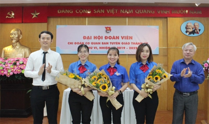 Lãnh đạo Ban Tuyên giáo Thành ủy và lãnh đạo Đoàn Khối Dân - Chính - Đảng TPHCM chúc mừng Ban Chấp hành mới