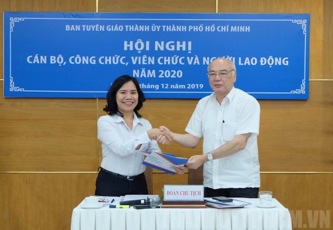 Ký kết thực hiện Nghị quyết Hội nghị cán bộ, công chức Ban Tuyên giáo Thành ủy TPHCM năm 2020