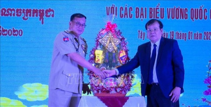 Chủ tịch Ủy ban nhân dân tỉnh Tây Ninh Phạm Văn Tân nhận quà Tết chúc mừng năm mới từ lãnh đạo các tỉnh thuộc Vương quốc Campuchia