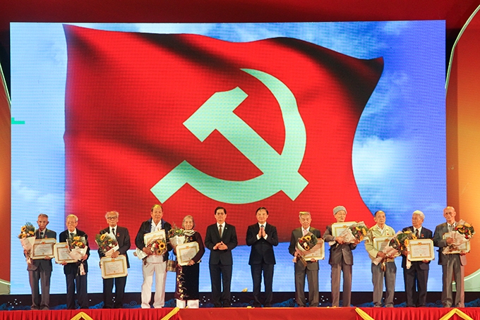 Các đảng viên lão thành 60 và 70 năm tuổi Đảng được trao huy hiệu và tặng hoa chúc mừng tại chương trình cầu truyền hình   - Ảnh: Báo Khánh Hòa