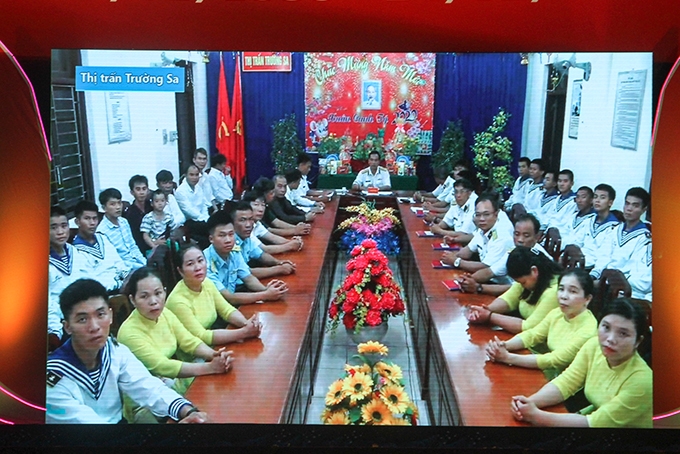 Quân và dân thị trấn Trường Sa theo dõi chương trình cầu truyền hình trực tiếp - Ảnh: Báo Khánh Hòa