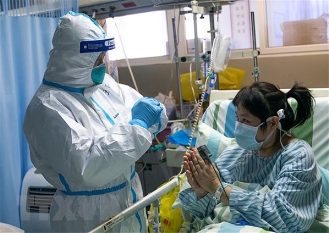 Nhân viên y tế điều trị cho bệnh nhân nhiễm virus corona tại bệnh viện thành phố Vũ Hán, tỉnh Hồ Bắc, Trung Quốc. (Ảnh: THX/TTXVN)