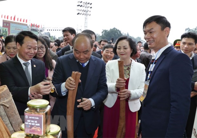 Thủ tướng Nguyễn Xuân Phúc tham quan các gian trưng bày sản vật của huyện Trấn Yên, tỉnh Yên Bái. (Ảnh: Thống Nhất/TTXVN)