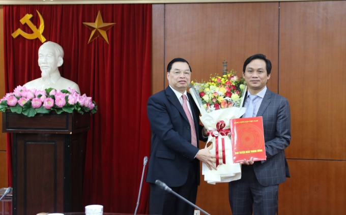 Đồng chí Lê Mạnh Hùng, Phó Trưởng ban Tuyên giáo Trung ương trao quyết định bổ nhiệm cho đồng chí Nguyễn Phú Trường