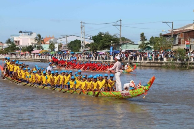 Hoạt động đua ghe Ngo trong chuỗi chương trình mừng lễ hội Ok-Om-Bok của đồng bào Khmer,