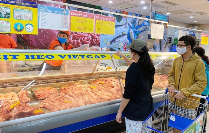 Người tiêu dùng TP. Hồ Chí Minh mua thịt lợn tại Co.opmart Vạn Hạnh, quận 10. (Ảnh: TTXVN phát)