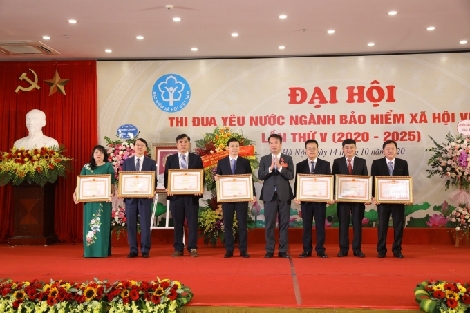 Tổng Giám đốc BHXH Việt Nam Nguyễn Thế Mạnh trao tặng Bằng khen của Thủ tướng Chính phủ cho 7 cá nhân của ngành BHXH Việt Nam.