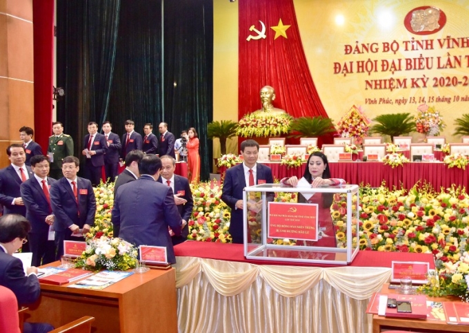 Các đại biểu dự Đại hội Đảng bộ tỉnh Vĩnh Phúc đã quyên góp ủng hộ nhân dân các tỉnh miền Trung.