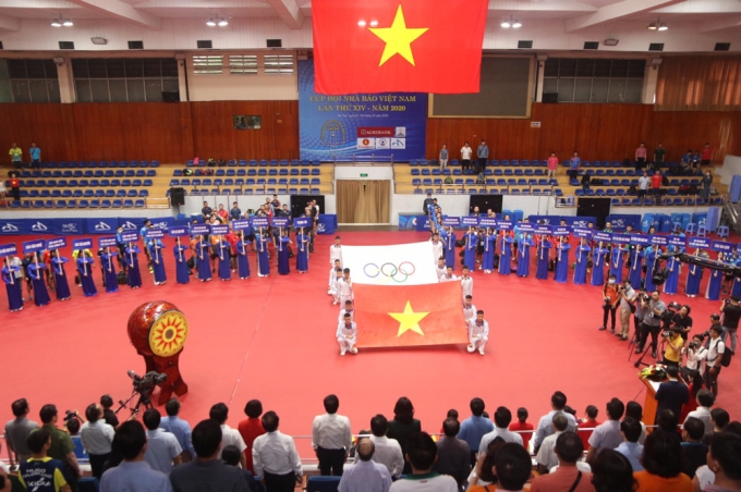 Toàn cảnh buổi lễ khai mạc  tại nhà thi đấu Trịnh Hoài Đức.