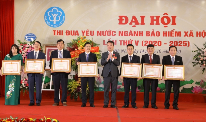 Tổng Giám đốc BHXH Việt Nam - Nguyễn Thế Mạnh trao Bằng khen cho các đơn vị xuất sắc trong công tác thi đua.