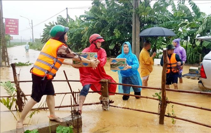 Tỉnh đoàn Quảng Trị hỗ trợ mì tôm và nước uống cho người dân ở xã Cam Tuyền, tỉnh Quảng Trị. Ảnh: Hồ Cầu/TTXVN
