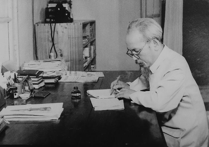 Chủ tịch Hồ Chí Minh làm việc tại Nhà 54, năm 1957.  Hồ Chủ tịch ở và làm việc tại Nhà 54 từ tháng 12/1954 đến tháng 5/1958.