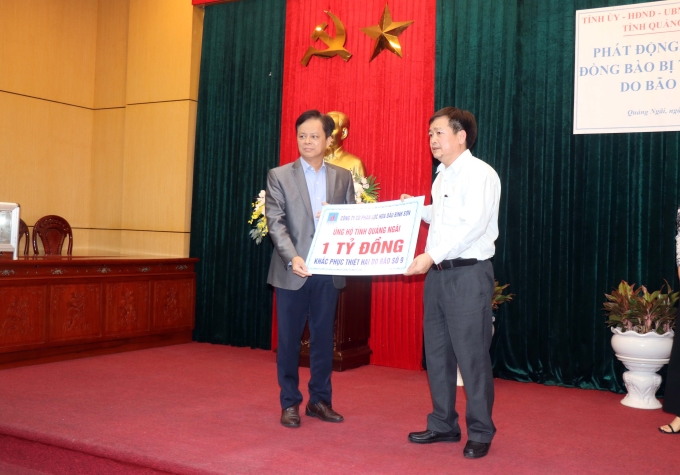 Chủ tich HĐTQ BSR Nguyễn Văn Hội (bài trái) trao biển tượng trưng hỗ trợ 1 tỷ đồng.