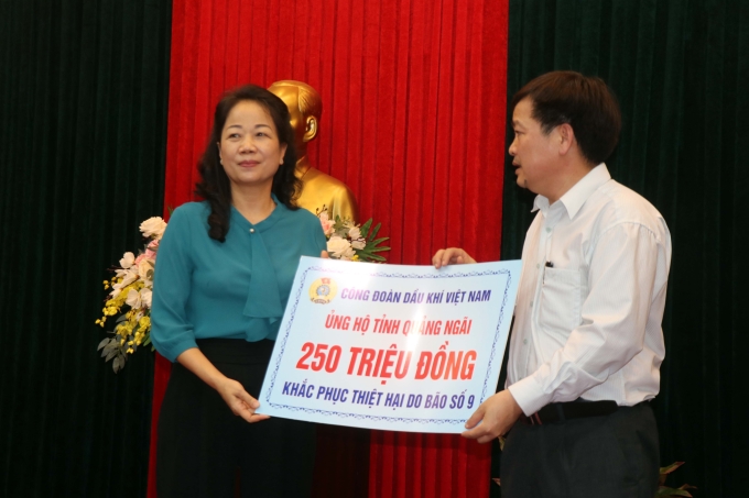 Bà Khuất Thị Lê - Chủ tịch Công đoàn cơ sở BSR trao biển tượng trưng hỗ trợ 250 triệu đồng