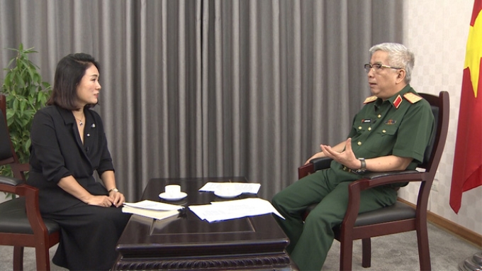 Nhà báo Tạ Bích Loan phỏng vấn Thượng tướng Nguyễn Chí Vịnh trong chương trình.