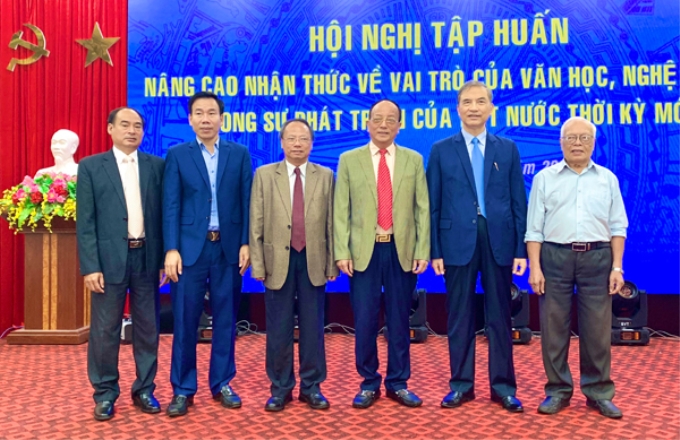 Đại diện Ban Tuyên giáo Tỉnh ủy Lào Cai chụp ảnh lưu niệm với lãnh đạo Hội đồng Lý luận, Phê bình văn học nghệ thuật Trung ương.