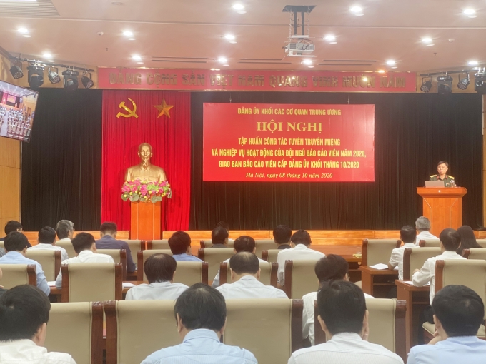 Đồng chí Tô Quang Hanh, Phó Trưởng phòng Báo cáo viên, Cục Tuyên huấn, Tổng cục Chính trị Quân đội nhân dân Việt Nam trình bày chuyên đề tại Hội nghị.