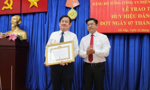 Đảng ủy EVNHCMC trao tặng Huy hiệu Đảng cho đảng viên