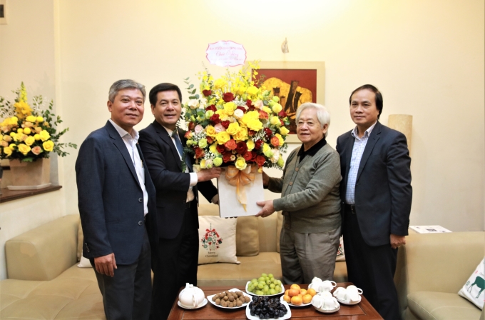 Đồng chí Nguyễn Hồng Diên thăm và chúc mừng GS.TS Phạm Tất Dong. (Ảnh: Tuấn Anh)