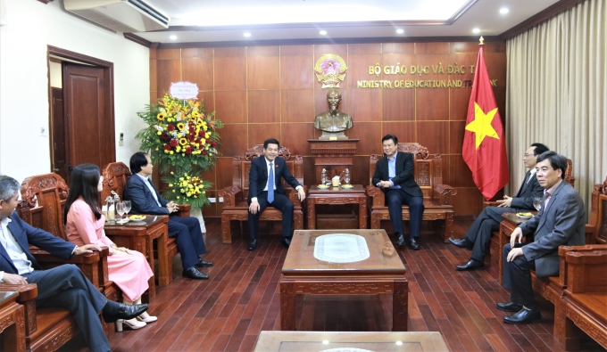 Đồng chí Nguyễn Hồng Diên thăm và chúc mừng Bộ Giáo dục và Đào tạo. (Ảnh: Tuấn Anh)