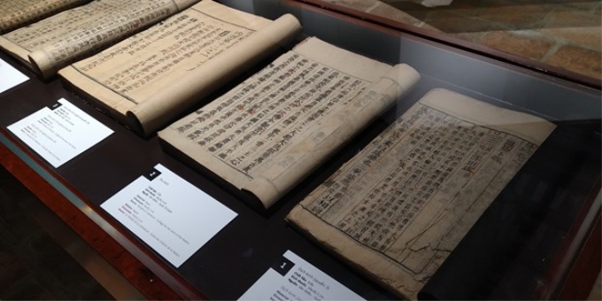 Triển lãm còn trưng bày nhiều tư liệu quý lưu giữ tại Quốc Tử Giám như Thư kinh, Kinh dịch, Thi kinh... (Ảnh: Minh Thu/Vietnam+)