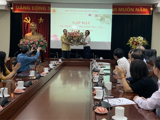 Đồng chí Lê Mạnh Hùng tặng hoa chúc mừng