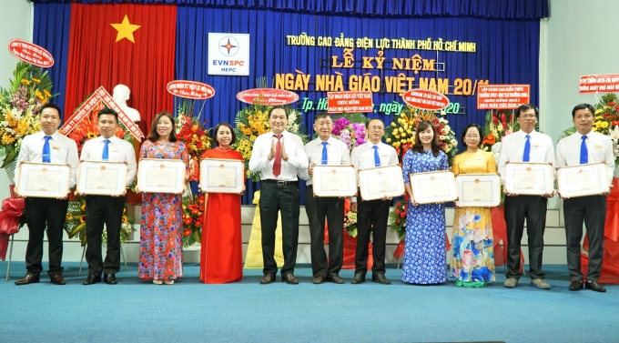 Chủ tịch HĐTV EVNSPC Nguyễn Văn Hợp tặng bằng khen cho các giảng viên nhà trường