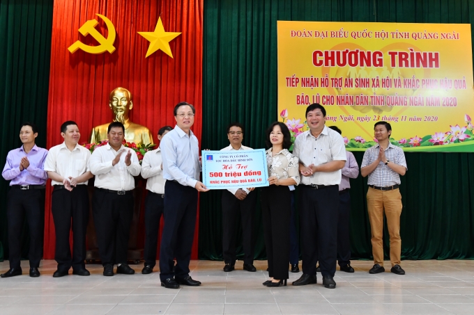 Tổng Giám đốc BSR Bùi Minh Tiến trao biển tượng trưng hỗ trợ 500 triệu đồng.