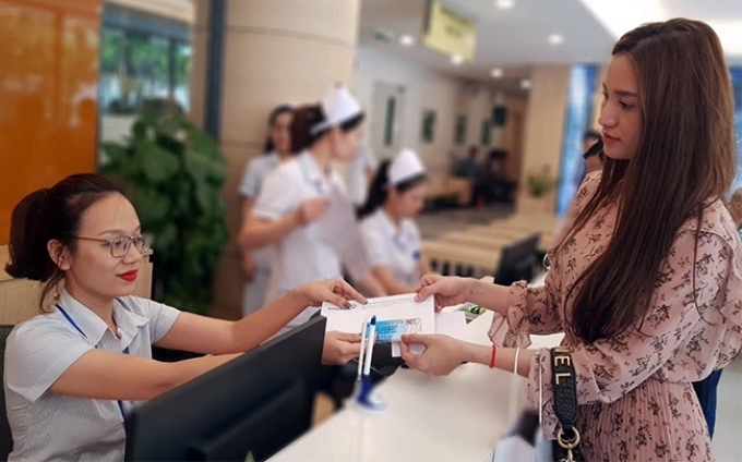 Bệnh viện Ung bướu Hà Nội vừa chính thức triển khai dịch vụ thanh toán viện phí trực tuyến bằng thẻ khám bệnh.