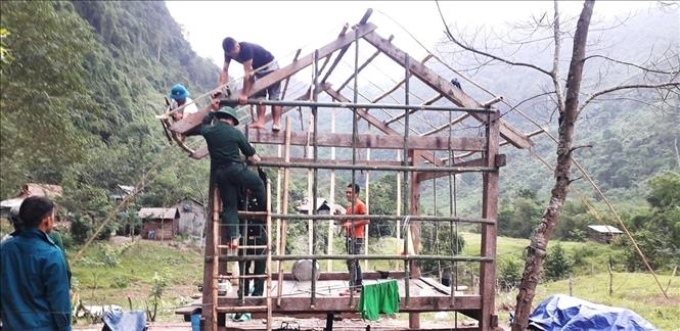 Bộ đội biên phòng tỉnh Quảng Bình cùng các lực lượng chức năng tích cực giúp đỡ người dân khắc phục hậu quả mưa lũ. Ảnh: Võ Dung/TTXVN.
