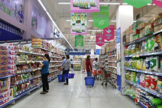 Người tiêu dùng mua sắm ở siêu thị Co.op Mart Foodcosa Quang Trung,  Gò Vấp, TP Hồ Chí Minh. Ảnh: TTXVN