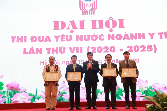 Quyền Bộ trưởng Bộ Y tế Nguyễn Thanh Long trao tặng Bằng khen cho đại diện các tập thể và cá nhân vì vì có nhiều thành tích trong các phong trào thi đua giai đoạn 2015-2020 và đặc biệt những người trực tiếp tham gia vào công tác phòng, chống đại dịch COVID-19