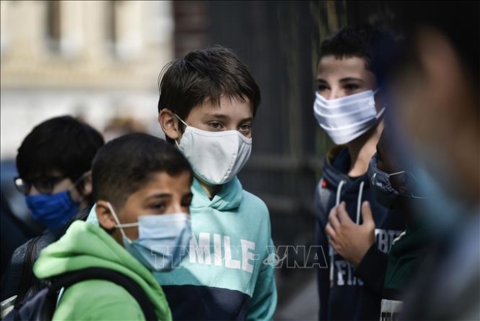 Trẻ em đeo khẩu trang phòng dịch COVID-19 khi trở lại trường học ở Brussels, Bỉ ngày 1/9/2020. Ảnh: AFP/TTXVN
