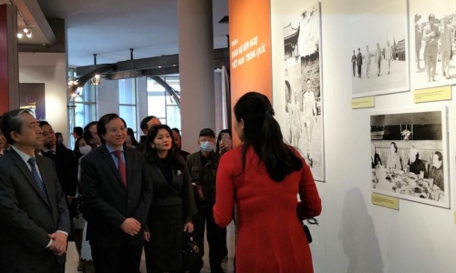 Khai mạc triển lãm ảnh về quan hệ hữu nghị Việt Nam-Trung Quốc