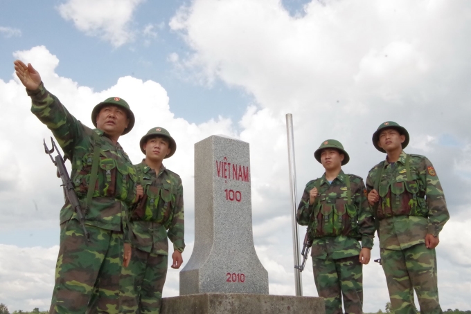Tổ tuần tra Đồn Biên phòng Tân Hà kiểm tra cột mốc