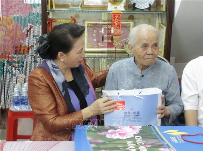 Chủ tịch Quốc hội Nguyễn Thị Kim Ngân thăm hỏi bà Lê Thị Sương, vợ liệt sĩ. Ảnh minh họa: Hồng Giang