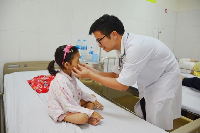 Bác sĩ kiểm tra sức khỏe cho bệnh nhân đang điều trị bệnh tan máu bẩm sinh tại Bệnh viện Sản Nhi Quảng Ninh