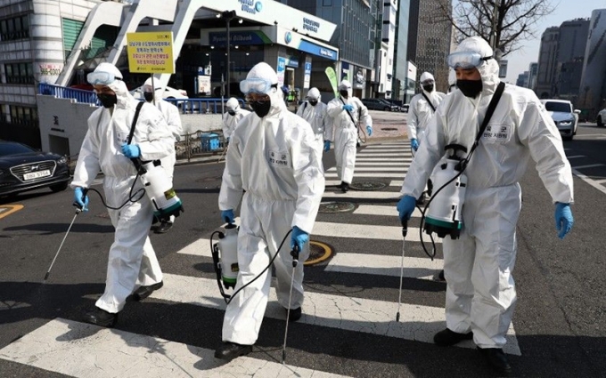 Khử trùng nhằm ngăn chặn dịch Covid-19 lây lan ở thủ đô Seoul, Hàn Quốc. Ảnh GETTY IMAGES