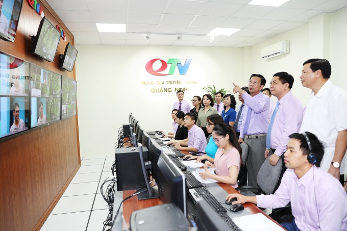 Các đại biểu tham quan quy trình sản xuất chương trình tại Trung tâm Truyền thông tỉnh Quảng Ninh